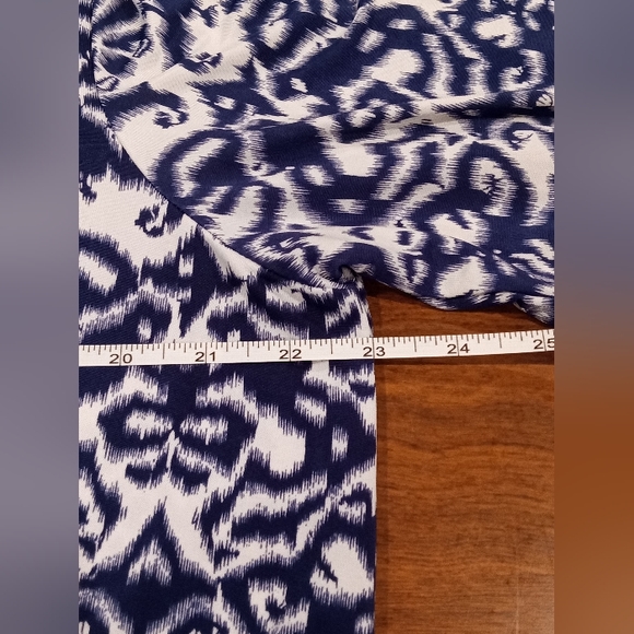 Sara Studio woman Beautiful design navy blue size 1X has some stretch to it - Picture 5 of 6